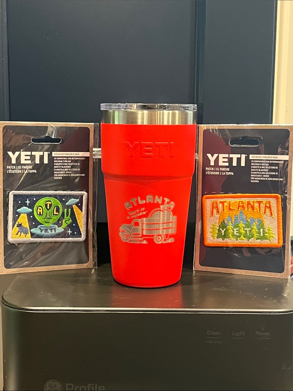 🥤👽🌳 New YETI Red Tumbler with Atlanta Truck Graphic and two patches Y1234